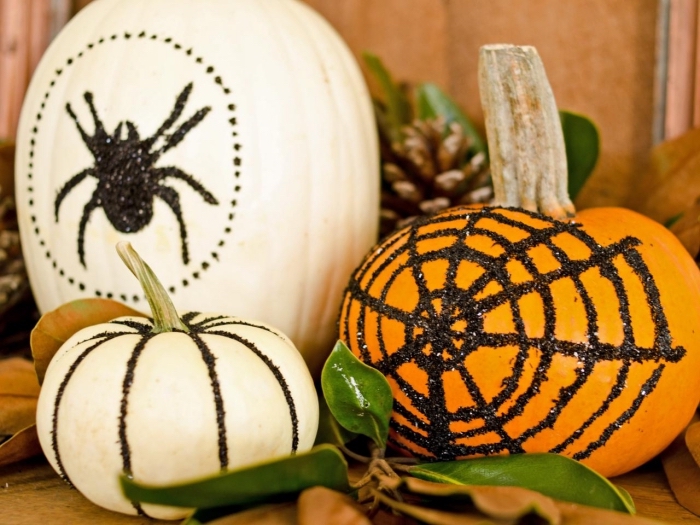 objets de déco Halloween facile à faire, citrouille blanche ou orange à déco en paillette noire en forme de toile d'araignée