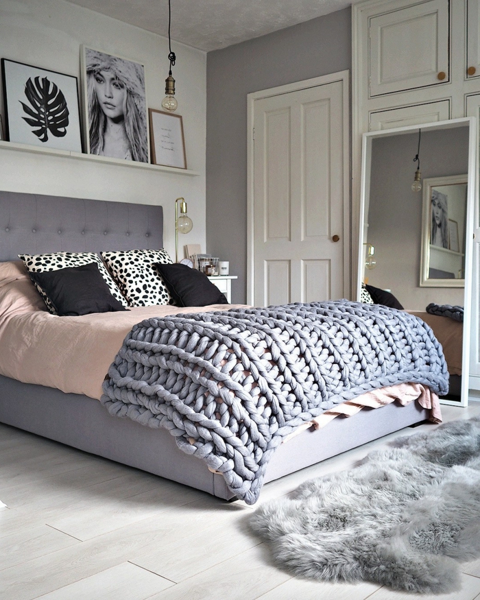 grand lit cocooning, tapis fourrure gris, coussins déco, quelle couleur pour une chambre, porte peinte blanche