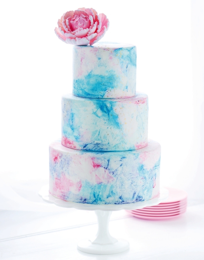 un gâteau de mariage pièce montée au glaçage effet aquarelle, glacage gateau aquarelle 