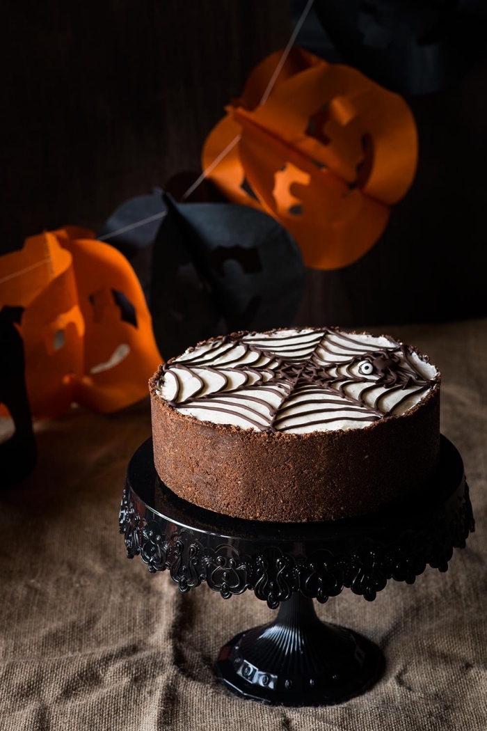 exemple de gateau halloween araignée au chocolat avec décoration glaçage chocolat blanc à dessin toile d'araignée au chocolat