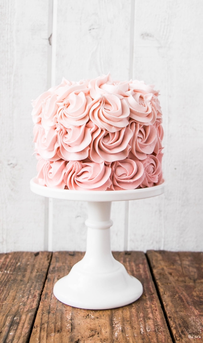 une rose cake d'une belle texture de roses réalisées avec du glacage de beurre et crème fouettée