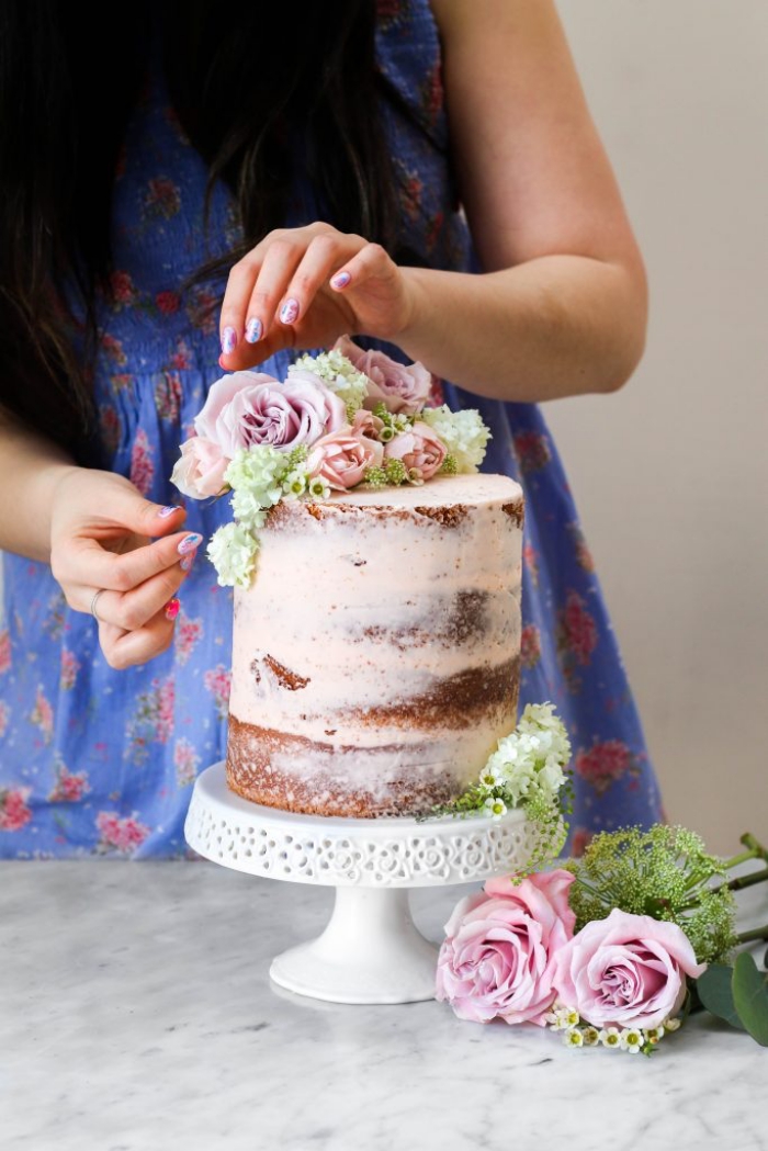 décoration gateau anniversaire pour un mariage sur thème champêtre, réalisée avec des fleurs, jolie composition florale pour décorer un gâteau naked cake