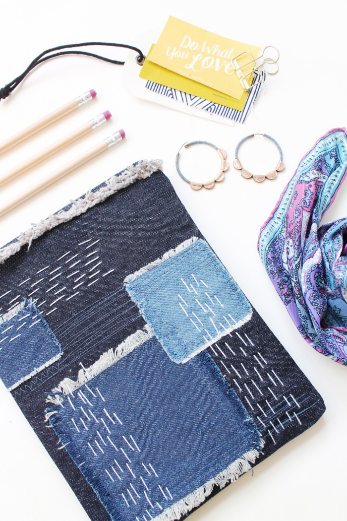 comment faire une pochette en tissu facile, idée originale pour recycler ses vieux jeans pour en réaliser une pochette patchwork à motifs sashiko