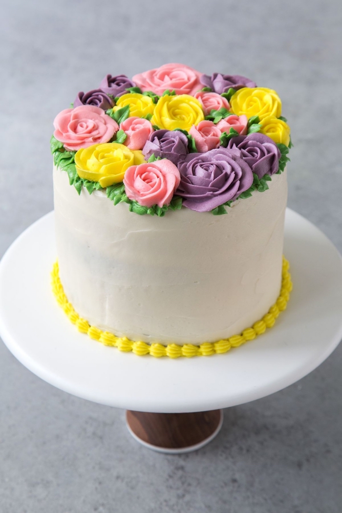 un simple décor en roses au glacage gateau coloré formées à l'aide d'une poche à douille, gâteau d'anniversaire à décoration florale en glaçage au beurre