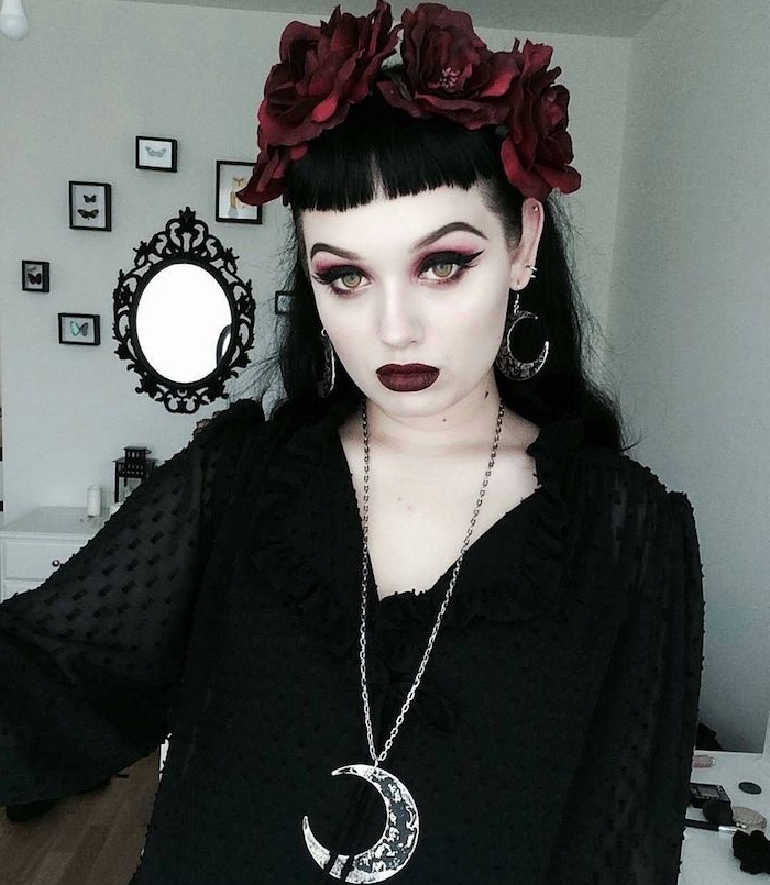 se maquiller sorcière style gothique, eye liner noir, fards à paupières rose, rouge à lèvres rouge bordeaux foncé, chemise noire et couronne de fleurs rouge foncé