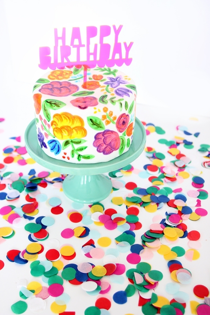 jolie décoration à dessin gateau anniversaire réalisée avec des colorants à glaçage, cake d'anniversaire à dessins floraux