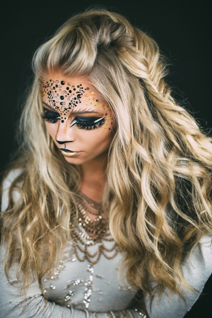 maquillage de lion artistique et glamour avec des strass collés au front, parfait pour un déguisement de dernière minute