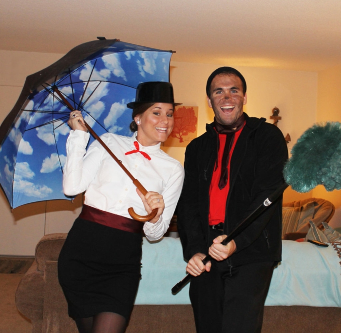 Mary Poppins, parapluie bleue aux nuages blancs, chemise blanche, deguisement duo facile pour halloween