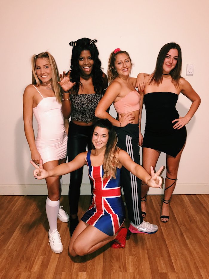 Spice girls costumes pour 5 amies, photo déguisement halloween fait maison, le style des années 90, deguisement de groupe simple à réaliser