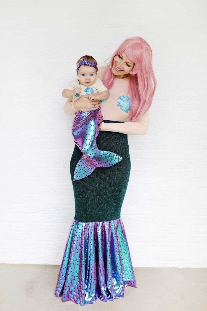 exemple de déguisement original Halloween pour parent et enfant, costume de mère sirène et bébé en mini costume sirène DIY
