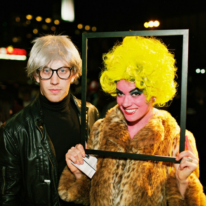 idee deguisement duo, Andy Warhol, deguisement couple cinema, manteau fourrure, veste homme cuir, perruque jaune