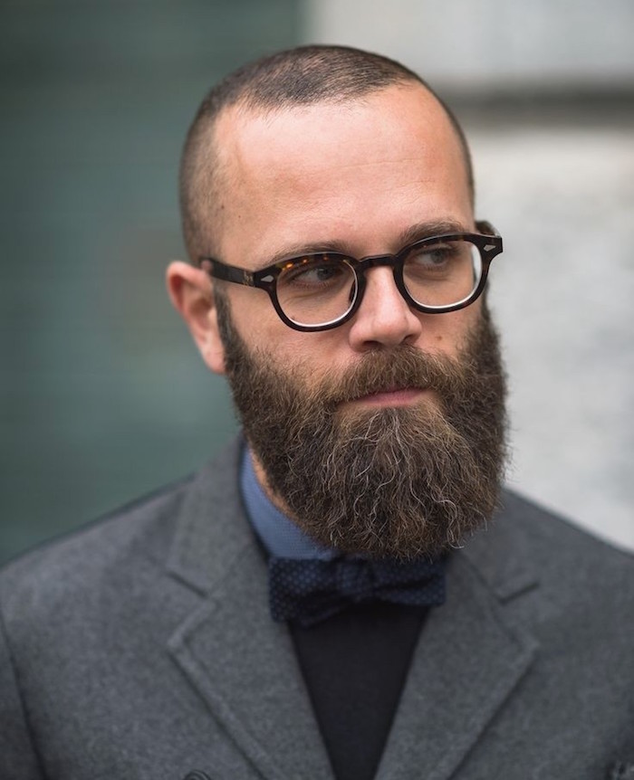 coupe de cheveux courte avec dégradé sur le coté pour homme dégarni sur le dessus court et barbe longue avec lunettes style hipster chauve