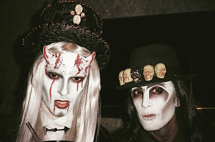 déguisement carnaval pas cher, couple de vampires terrifiants, cornes et visages blancs, chapeaux noirs