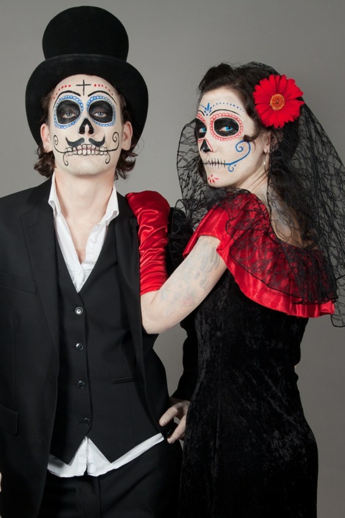 idee deguisement duo, costumes noires, maquillage tête de mort, cylindre noir, robe en rouge et noir, fleur rouge