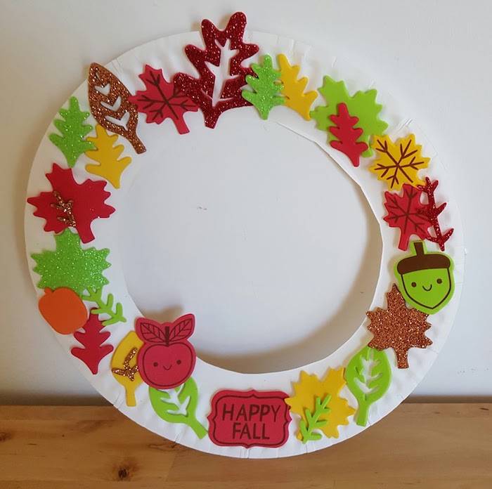 cercle de papier assiette avec decoration de motifs automne en papier cartonné et papier mousse, motifs pailletés