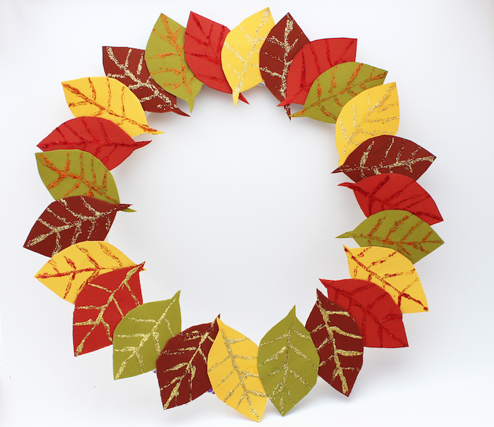 couronne de feuilles mortes artificielles de papier avec dessins veines de feuilles en paillettes, activité pour l automne
