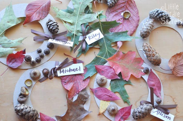 couronne de feuilles mortes naturelles, glands et pommes de pin sur un cerceau de papier cartonné, loisirs créatifs pour maternelle