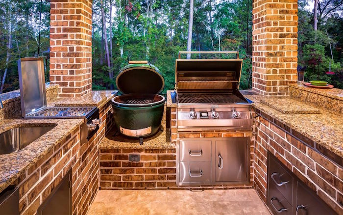 cuisine d'été couverte en briques avec cuiseur gaz barbecue grill évier pour jardin