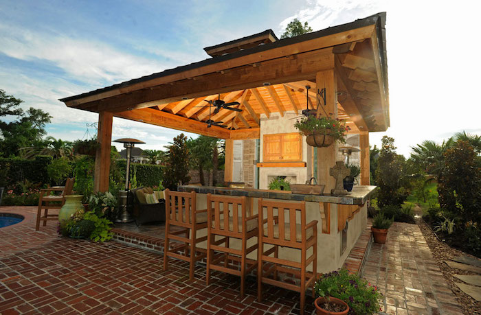idée de cuisine exterieure bois avec toit et bar dans le jardin avec piscine
