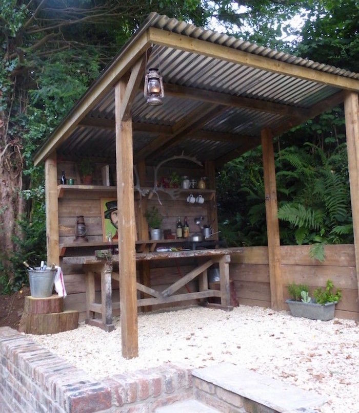 abri de jardin couvert fait maison rustique en bois avec coin cuisine