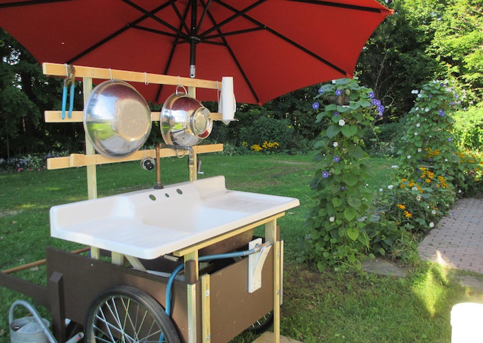 petite cuisine mobile style charrette pour extérieur et jardin couverte avec parasol 