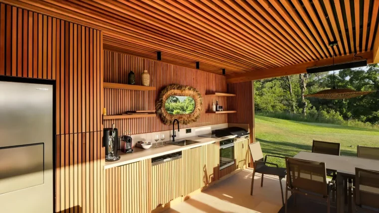 cuisine d ete en bois placards caches table et chaises
