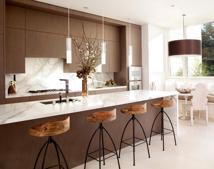 idée quelles couleurs combiner dans une cuisine moderne, modèle de cuisine équipée avec îlot évier en marbre et marron