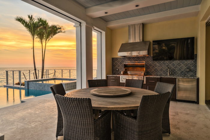 photo cuisine extérieure couverte sur terrasse maison avec vue sur mer 