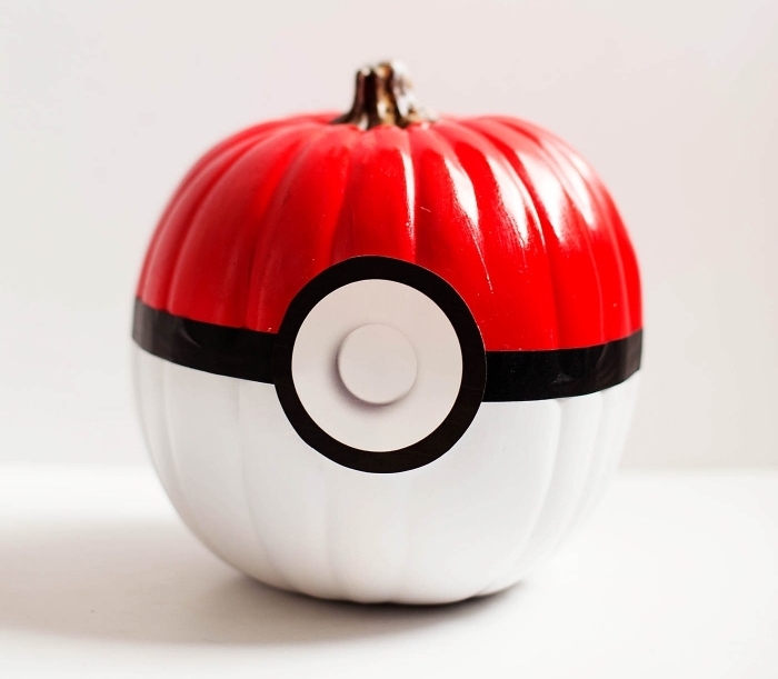 objet diy à design animation, modèle de fausse citrouille peinte en blanc et rouge à design Pokemon, projet créatif facile