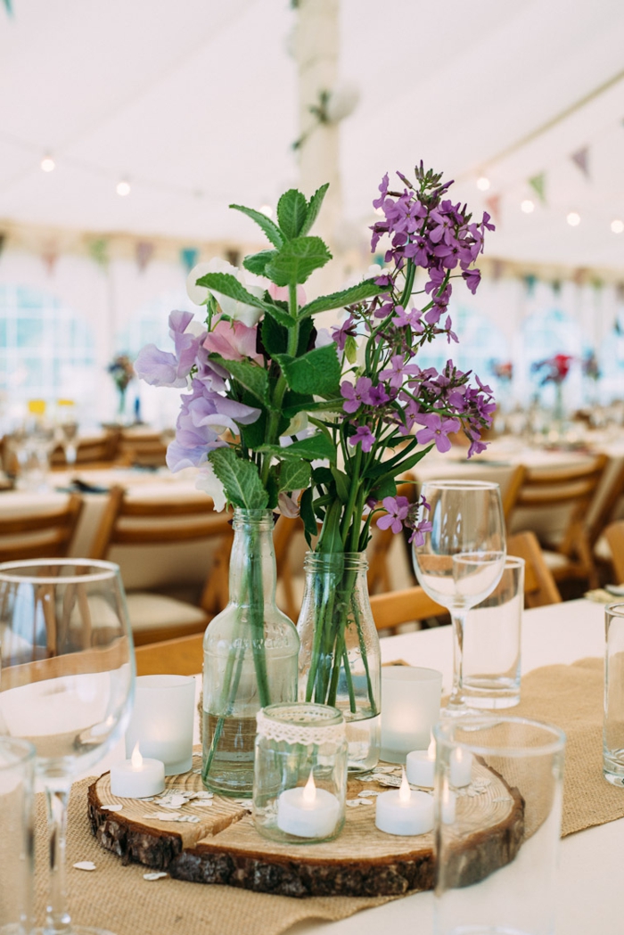 centre de table grand rondin de bois, vases simples avec fleurs lilas, deco champetre mariage