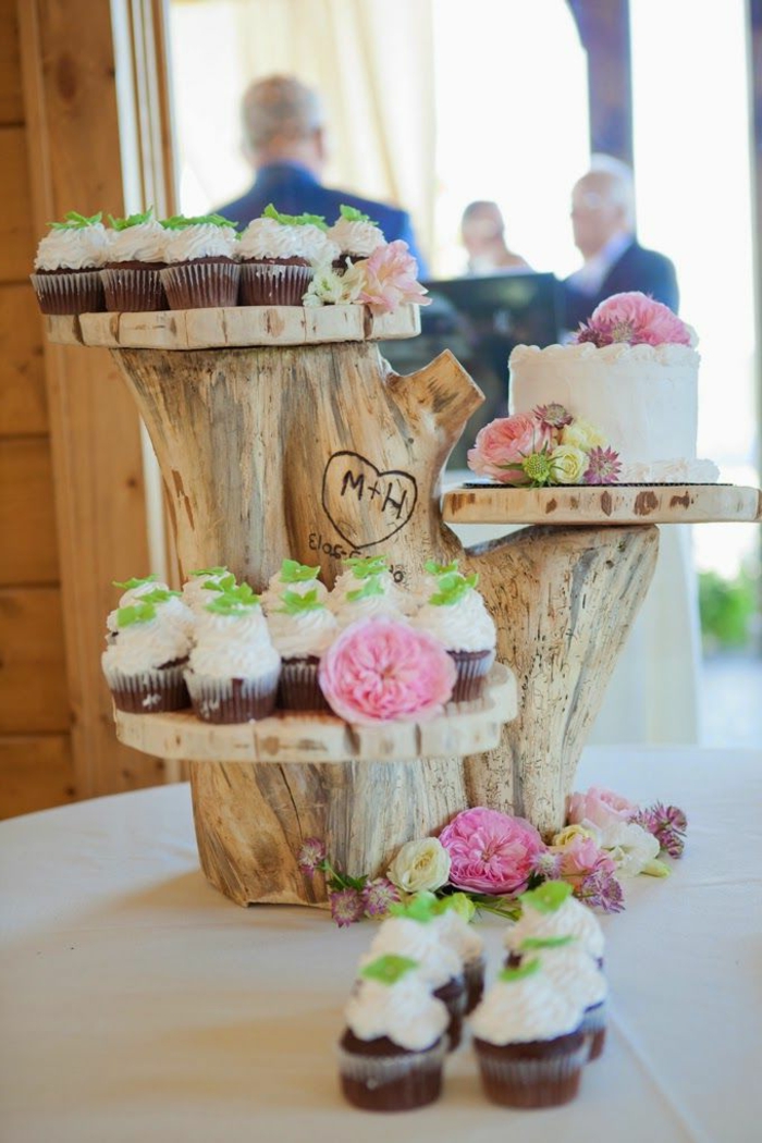 décoration de mariage romantique, troncs de bois et petits cakes, inscription avec les lettres des mariés