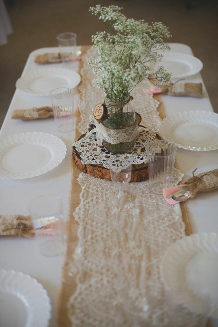 deco table mariage champetre, chemin de table, dentelle, rondin de bois, assiettes blanches