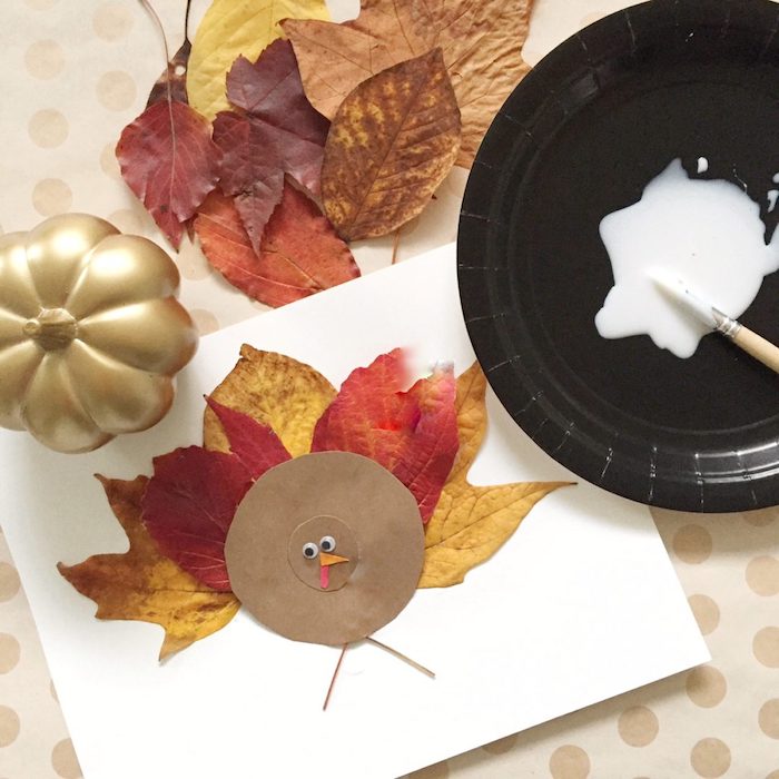 activité automne creche, création de dinde en cercle de papier kraft et plumes en feuilles mortes, bricolage land art