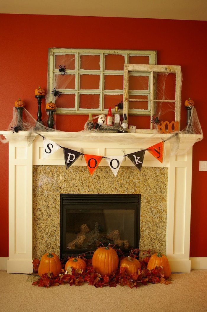 relooker cheminée pour halloween avec objets déco citrouilles, manteau blanc sur mur rouge brique