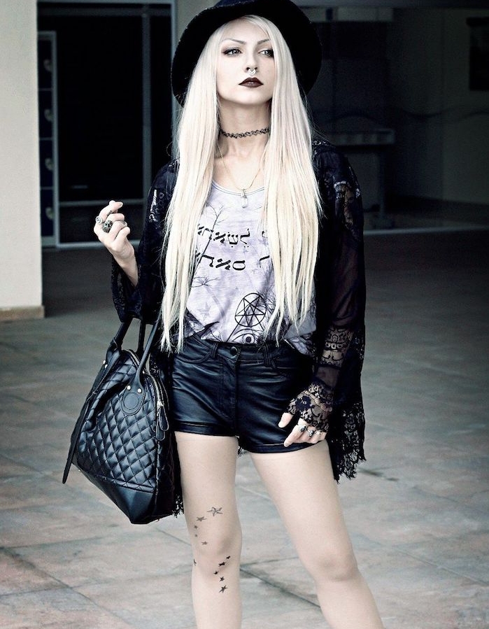idée de look sorcière halloween simple en tee shirt gris imprimé de symboles wicca, shorts en cuir noirs, gilet à manches de dentelle noire, coloration cheveux blond platine