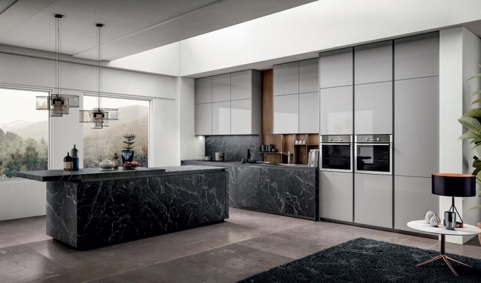 tendances couleurs pour intérieur moderne, idée déco cuisine équipée avec meubles à design marbre noir et armoires gris clair laqué