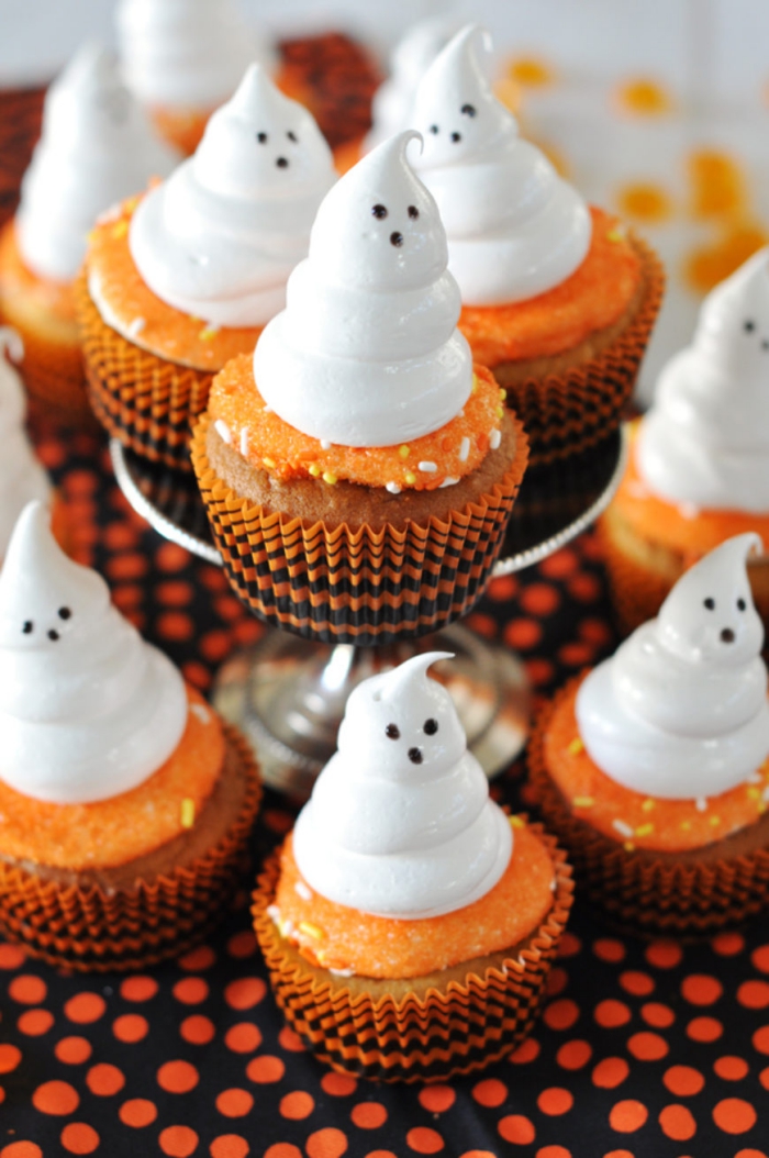 des muffins spécial halloween à la patate douce décorés avec des fantômes en meringue, dans des caissettes noir et orange