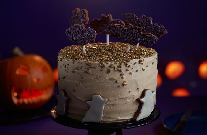 recette gateau halloween maternelle, faire un gâteau simple en couche au glaçage beurre avec déco fantômes sucrés