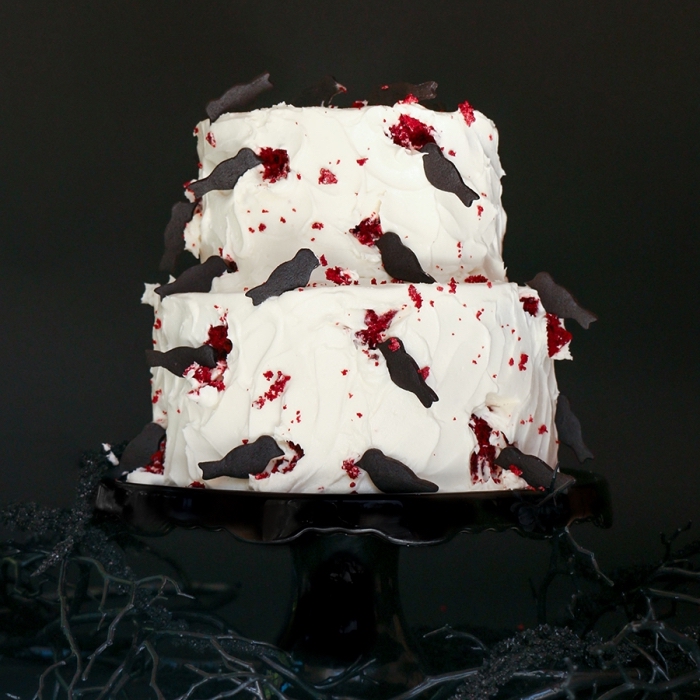 exemple de gâteau effrayant pour Halloween, modèle de gâteau simple sur étages, idée décoration terrifiante avec ganache framboise