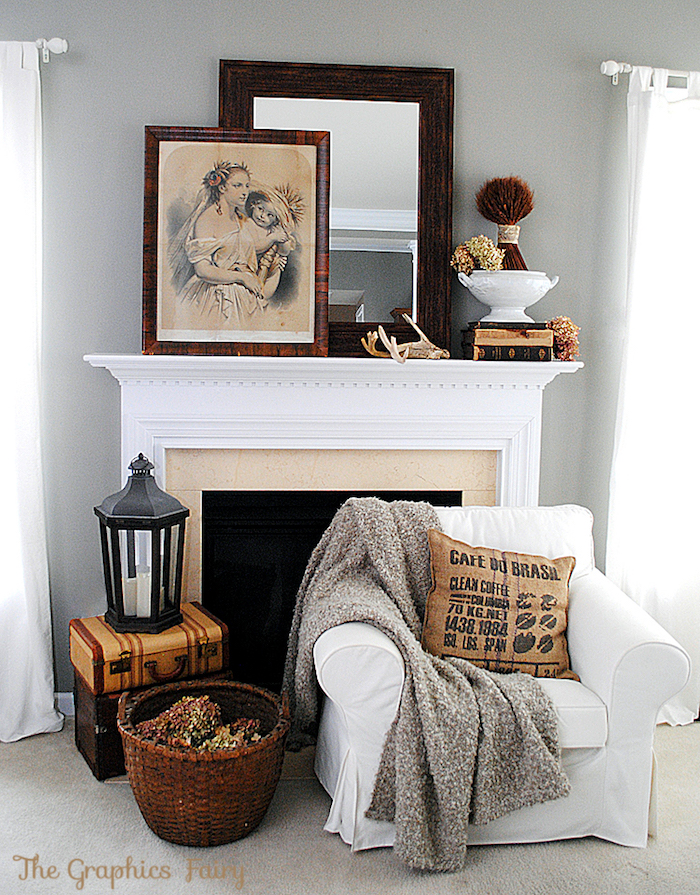 coin cheminée dans salon avec objets déco retro avec valises anciennes panier et cadres anciens, fauteuil ikea blanc en tissu