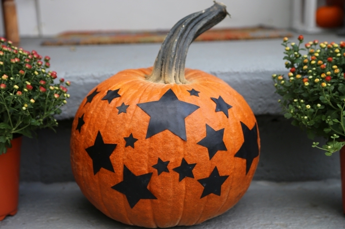 modèle de citrouille halloween décorée avec étoiles noires en papier, idée objet déco DIY pour la fête d'Halloween