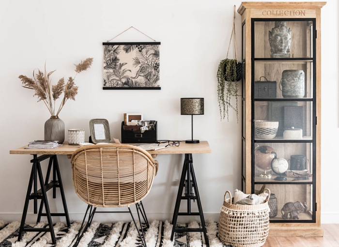 aménagement de bureau à domicile en style cozy et minimaliste avec meubles de bois, idée déco en couleurs neutres et finitions bois