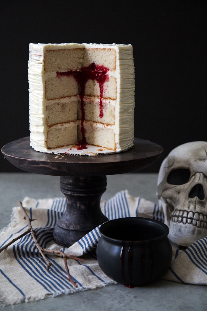 faire un gâteau simple avec génoise et crème à la vanille, recette d halloween effrayante, gâteau surprise avec coulis framboise au centre