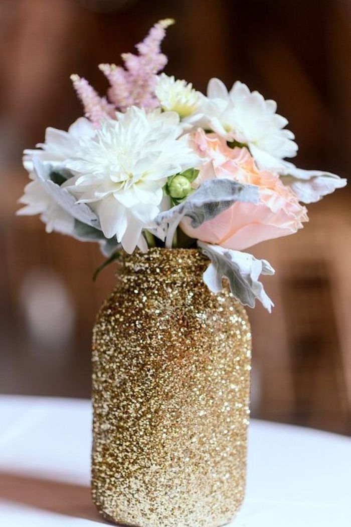 Deco table anniversaire 18 ans décoration salle anniversaire, comment fêter, vase dorée avec fleurs de printems