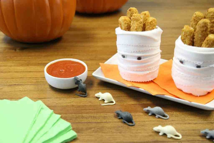 un buffet d'halloween effrayant avec des pots momies de bâtonnets de fromage 
