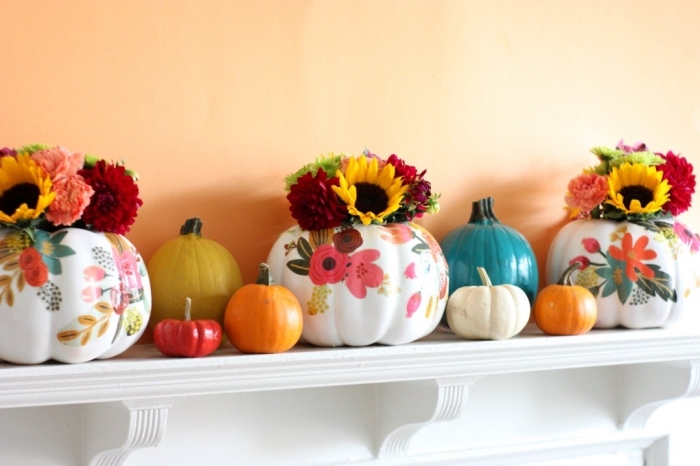 idée comment décorer la cheminée de salon pour la fête d'Halloween, modèles de courge halloween à déco fleuris