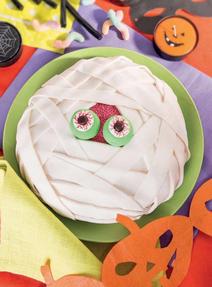 préparer un gâteau facile sur le thème d'Halloween, idée gâteau anniversaire d'enfant pour Halloween à design momie 