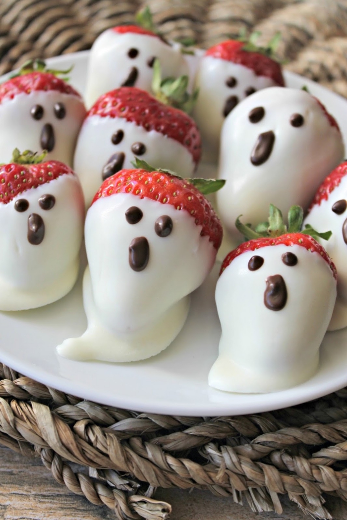 recette facile de fraises fantômes enrobées de chocolat blanc comme dessert santé