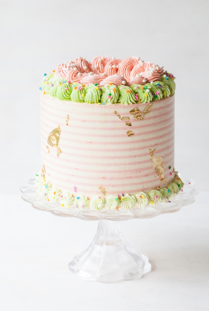 gâteau d'anniversaire à la rhubarbe pour une fête licorne, comment faire un gateau licorne facile au glaçage crème au beurre pastel et un décor à la poche à douille