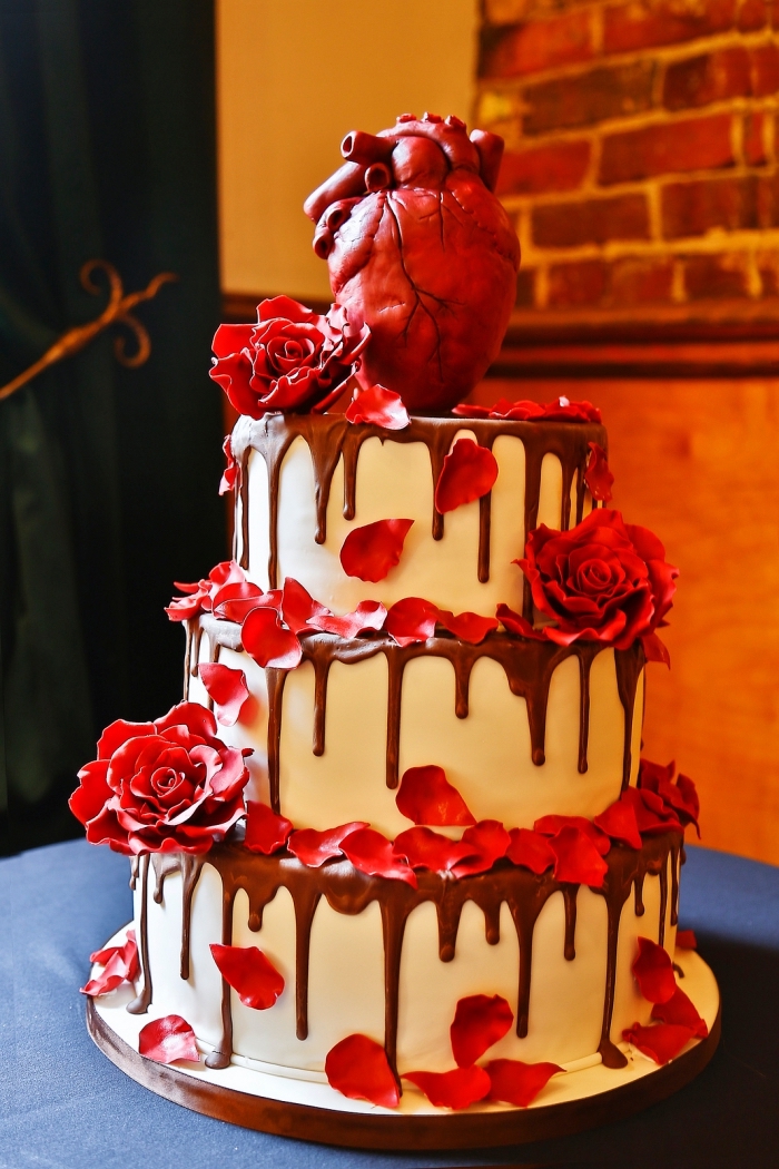 modèle fascinant d'un gateau halloween facile pour mariage, gâteau sur étages au nappage blanc et glaçage chocolat avec déco en roses sucrées